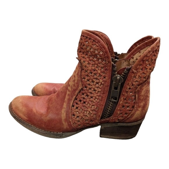 Circle G Corral Red Cut Out Shortie Bootie - Picture 6 of 15